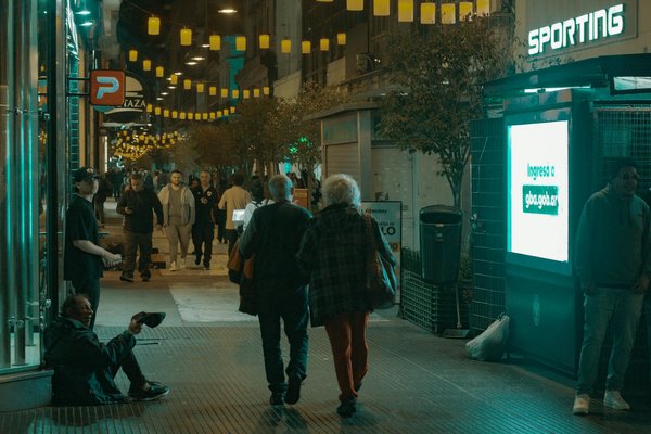Quels conseils pour peindre un mur extérieur avec une fresque écologique utilisant des peintures naturelles?