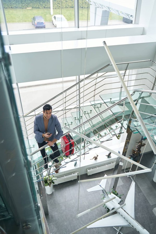 La sécurité à domicile : Comment protéger vos escaliers avec des barrières adaptées