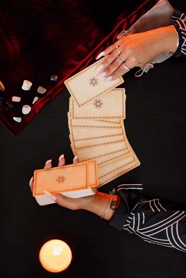 Quelle est l'importance de l'intuition dans l'apprentissage de la cartomancie ?